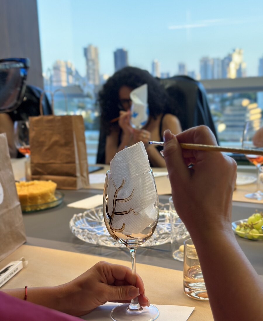 Taça pintada à mão com flores coloridas na edição anterior do Arte e Taças