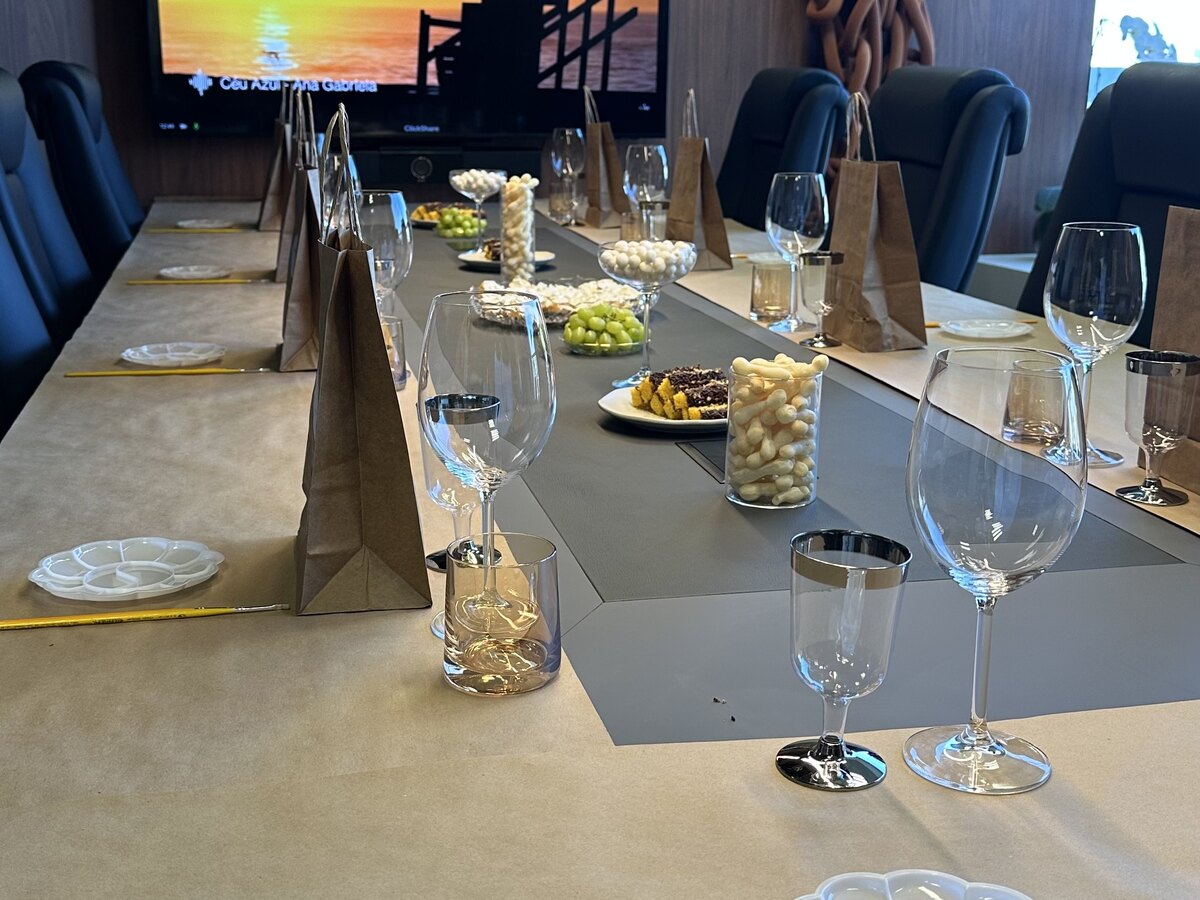 Grupo brindando com taças de vinho em um encontro da Tuadega