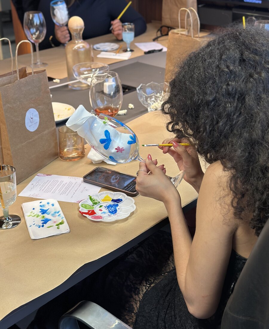 Taça pintada à mão com um girassol na edição anterior do Arte e Taças